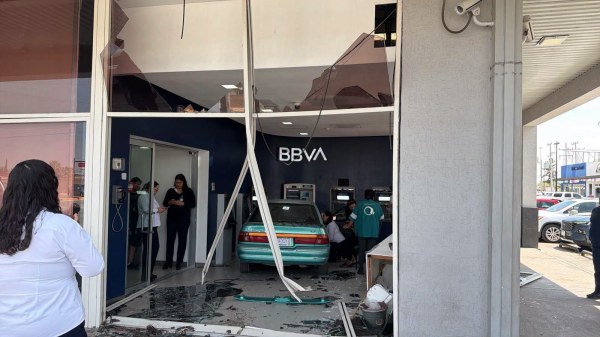 Se estrella con banco