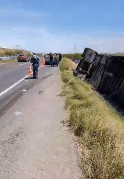 Rapiñan tráiler tras volcadura