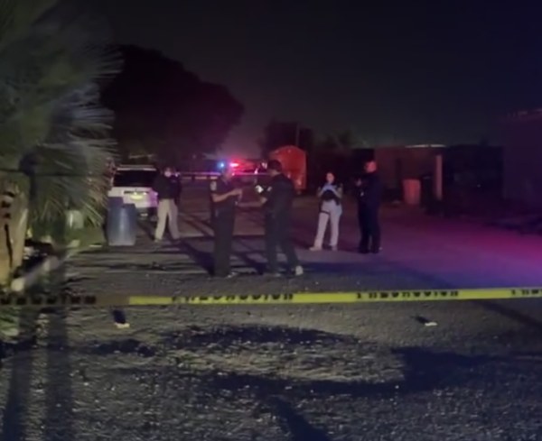 Balean a dos en casa