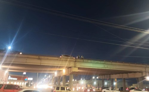 Rescatan a mujer en puente