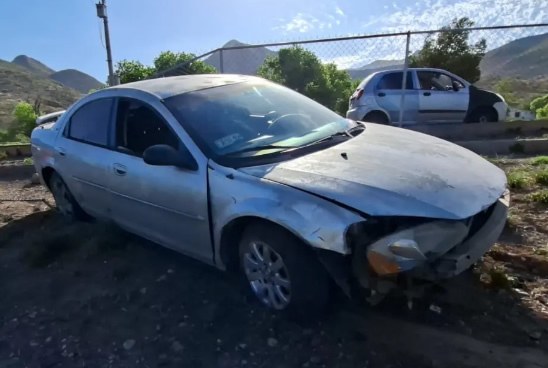 Abandona auto tras choque