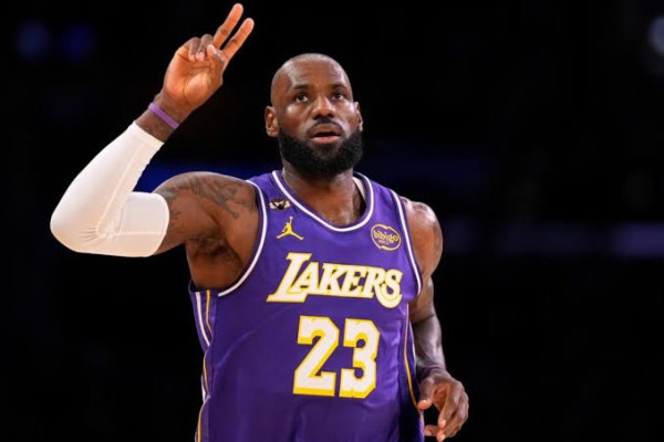 Anuncia LeBron James que jugará en Sixers