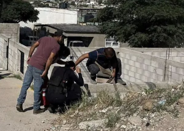 Rescatan a mujer atrapada en escombros