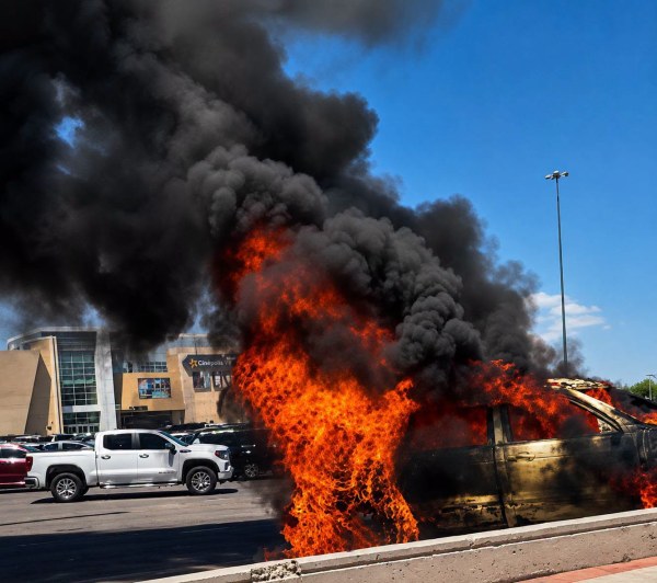 Se incendia auto en plaza comercial