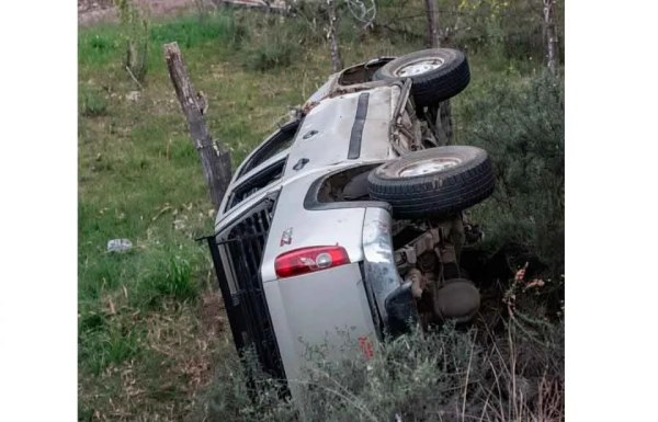Vuelca en carretera a Guadalupe y Calvo