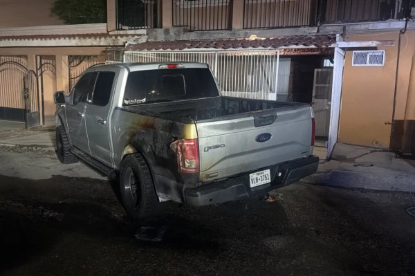 Le prenden fuego a su pickup y huyen