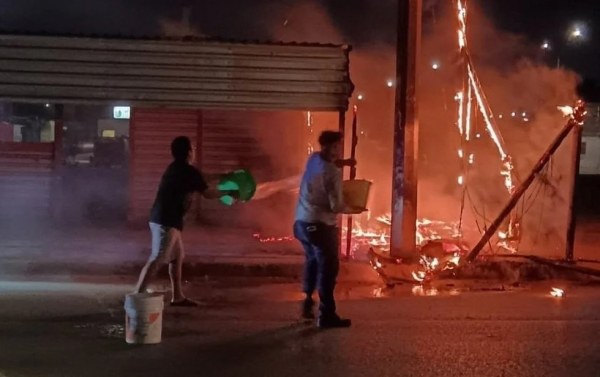 Fuego en poste alcanza y destruye puesto de comida