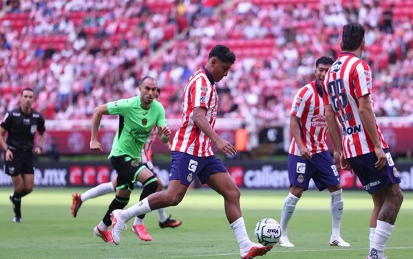 Chivas derrota a Bravos en últimos minutos