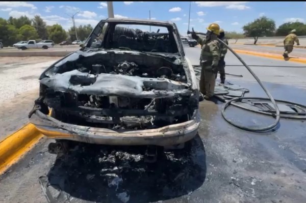 Se incendia camioneta con brinca brincas y sillas