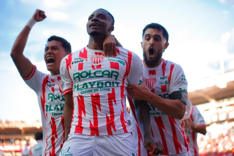 Necaxa vence a Monterrey 2-1 con gol agónico