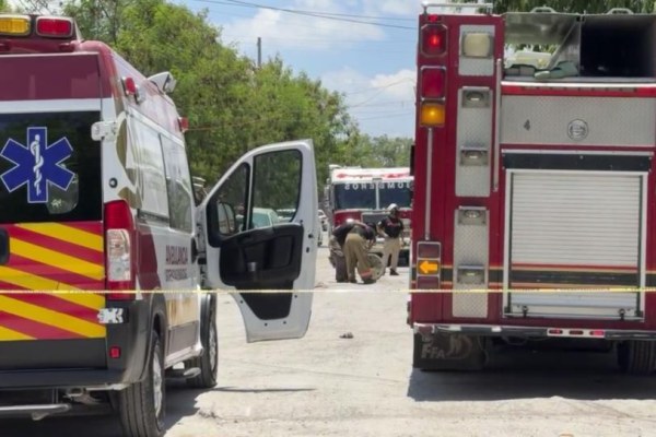 Cae a red de drenaje y muere; su amigo intenta sacarlo y queda grave