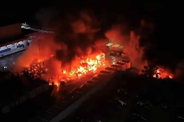 Incendio destruye bodega de Pepsi y 40 camiones