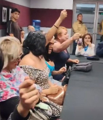 Se desnudan activistas trans en plena discusión