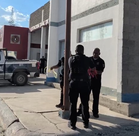 Detienen a madre y abuelos de niño de 4 años que murió dentro de auto