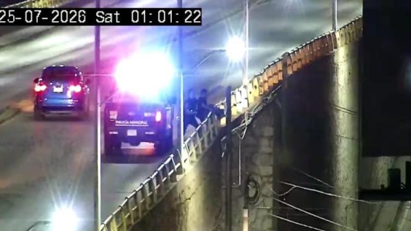 Lo rescatan en puente