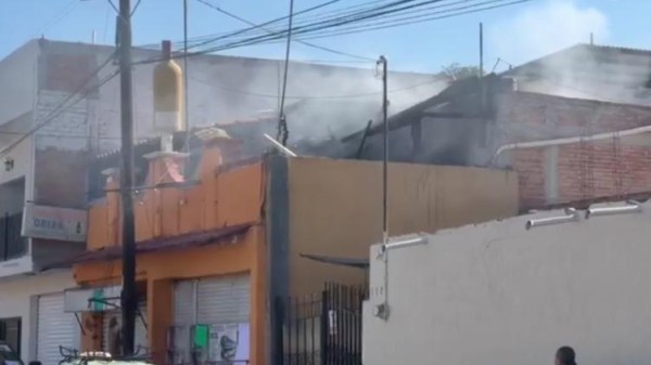 Discute con su esposa, la encerró y prendió fuego a la casa