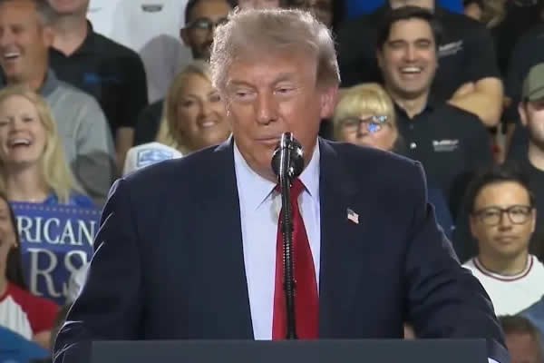 Trump imita a Sheinbaum al pronunciar “México”