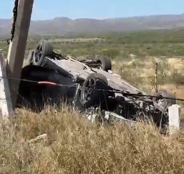 Abandona auto tras volcadura