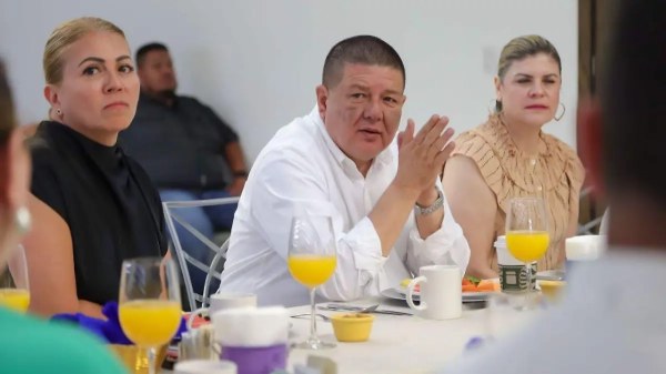 Se disculpa Jáuregui con Brenda Ríos por barda