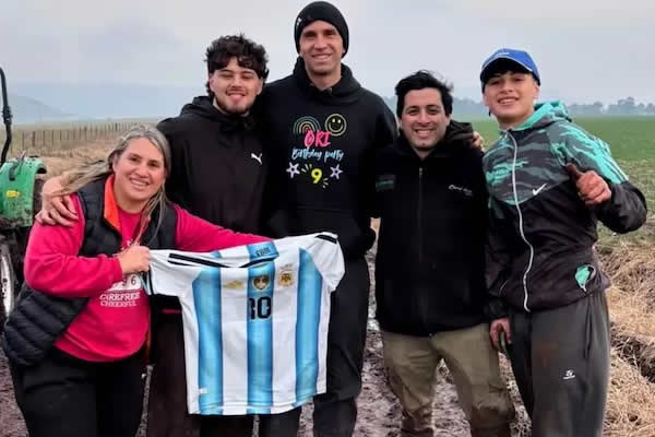 El Dibu Martínez quedó varado y les regaló su chamarra a quienes lo rescataron