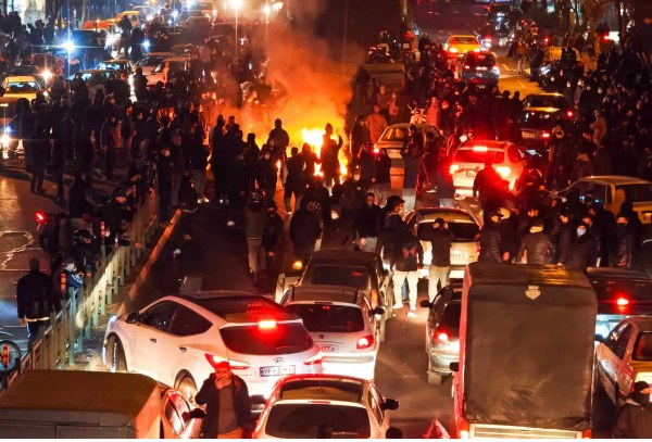 Denuncian que Irán ahorcó públicamente a dos manifestantes
