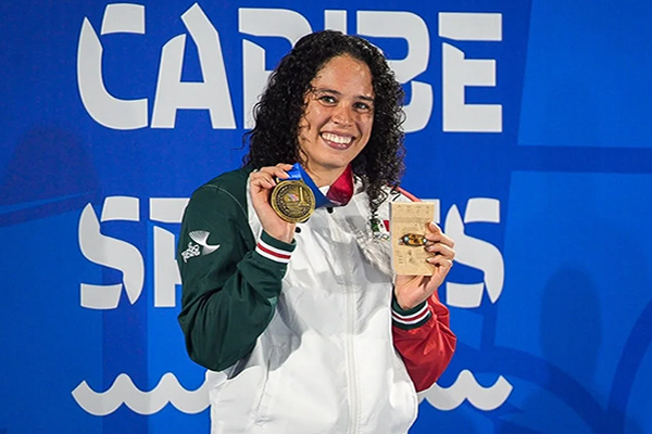 Chihuahuenses conquistan oro en natación