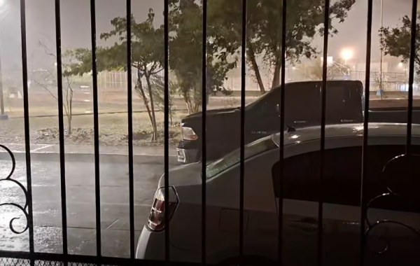 Cae fuerte lluvia por la noche