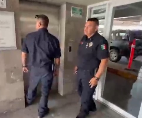 Quedan atrapados en elevador del centro