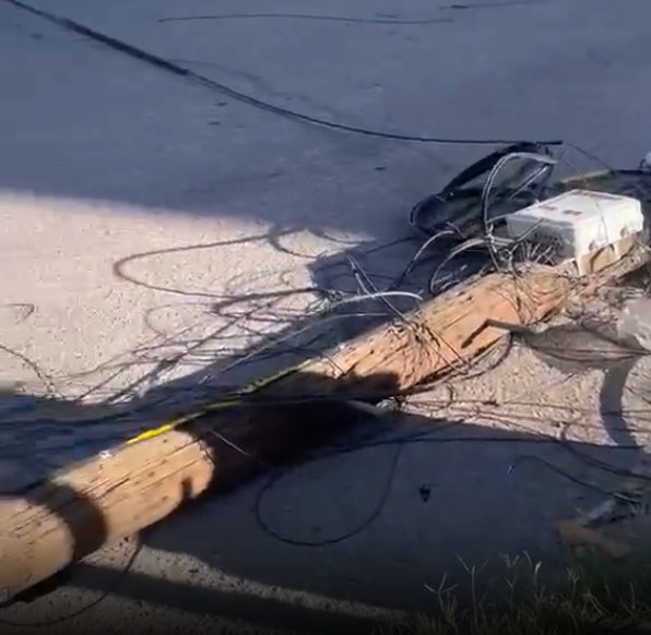 Tumba tráiler postes en el centro