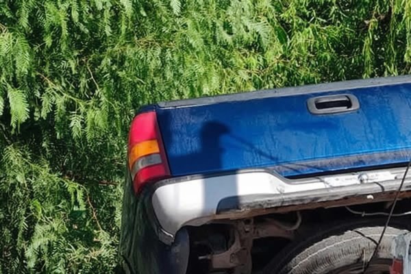 Conductora cae a arroyo al esquivar peatón