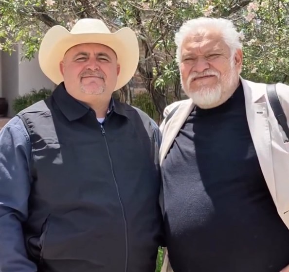 Difunde Julián LeBarón encuentro con el actor Joaquín Cosío