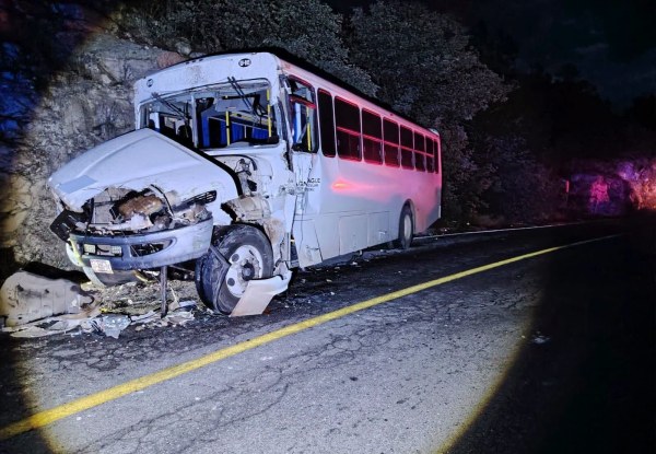 Choque de camión deja diez lesionados