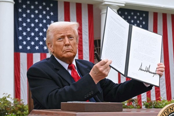 Trump analiza imponer cuota de 100 mil dólares a estudiantes extranjeros para trabajar en EU