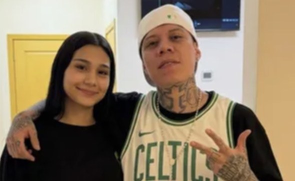 ¿Bebé en camino? Captan a Santa Fe Klan y novia en ginecólogo