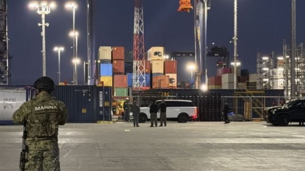 Catean aduana marítima y hallan 4 autos de lujo robados