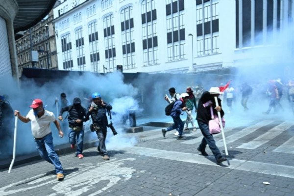 Repelen a CNTE cuando intentaba entrar por la fuerza al Zócalo