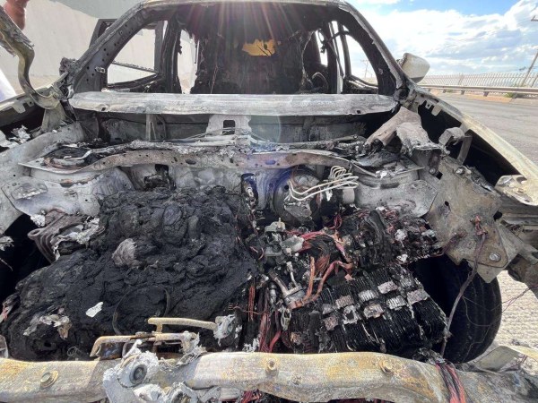 Se incendia camioneta