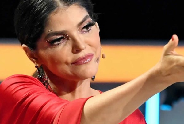 Ana Bárbara desdibujada al lado de su marido