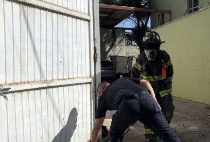 Se prende tanque de gas en patio de una vivienda