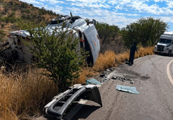 Vuelca tráiler cargado de amoniaco