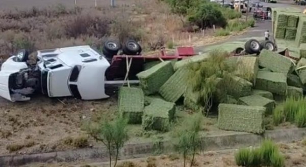 Vuelca camión con pacas de pastura