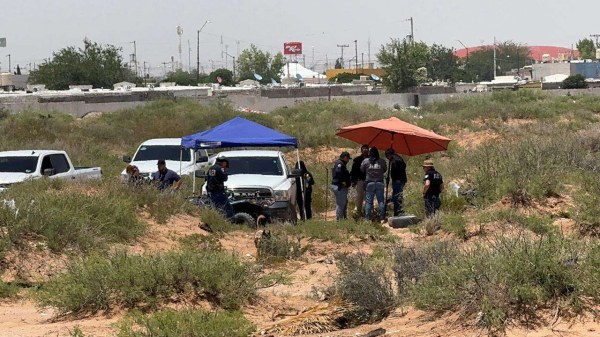 Hallan dos cuerpos enterrados en baldío