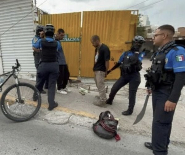 Detienen a dos con espada robada en el Centro