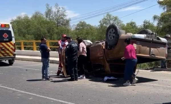 Volcadura en la San José deja un herido y caos vial