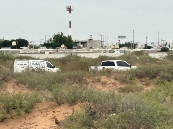 Hallan dos cuerpos enterrados en baldío