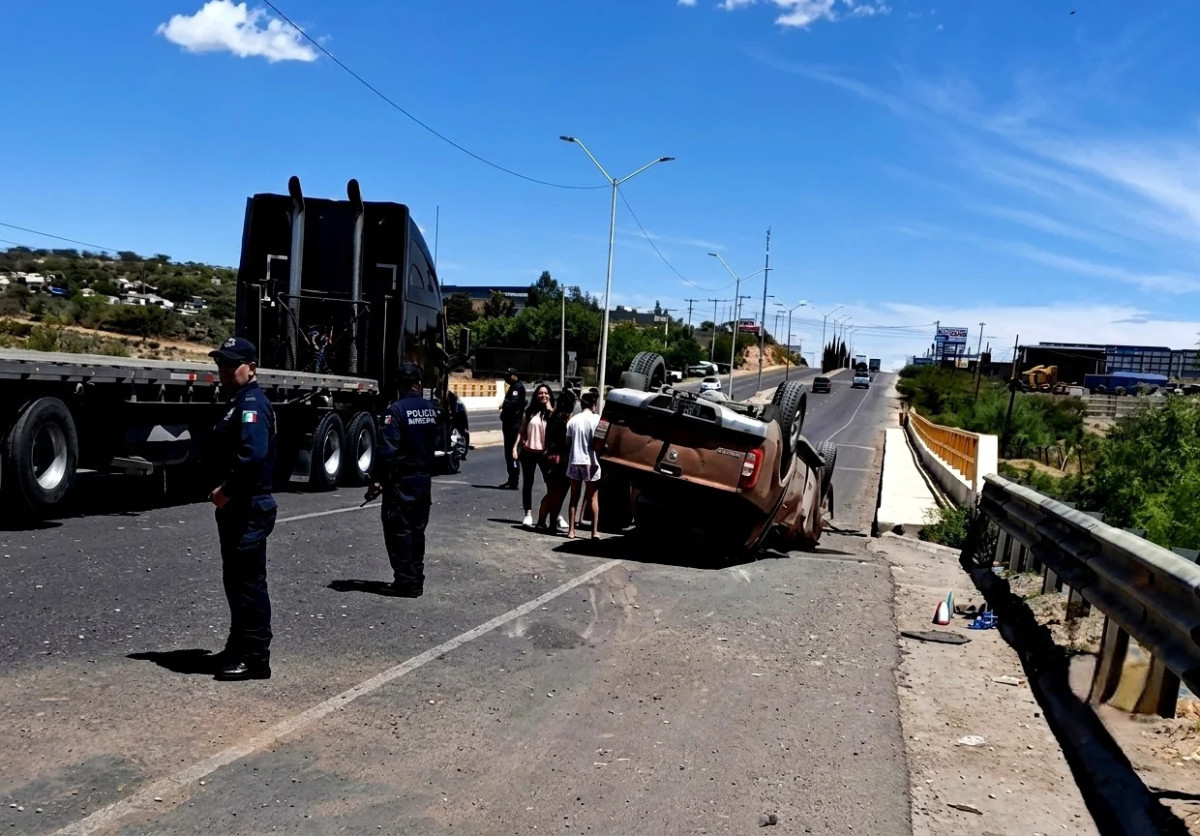 Vuelca en la vía corta