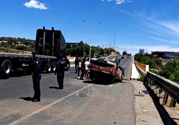 Vuelca en la vía corta