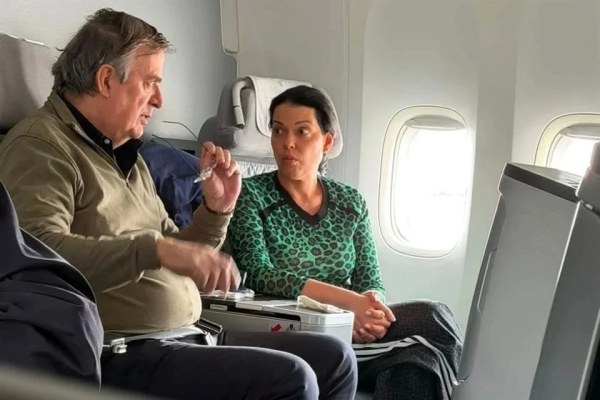 Captan a Ebrard en vuelo de clase ejecutiva rumbo a Alemania