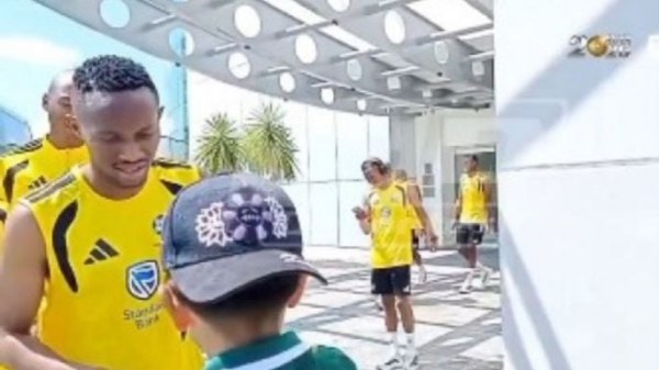 Niño mexicano fue por firmas al hotel de Sudáfrica y terminó posando con toda la selección