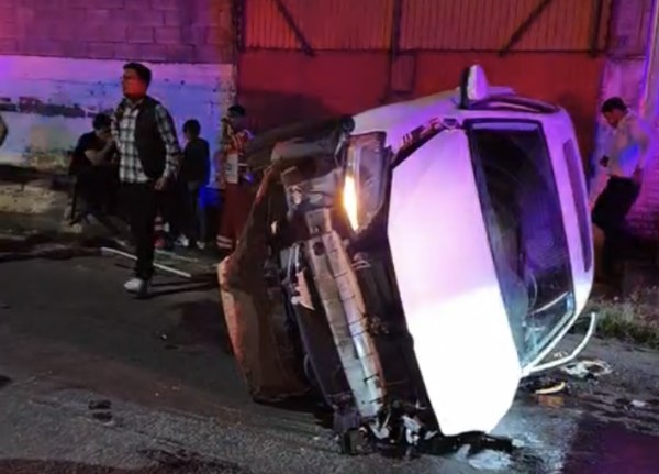 Cuatro jóvenes heridos tras aparatosa volcadura